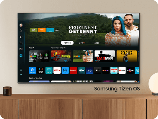 На екрана на Samsung OLED 2024 се вижда началния екран на операционна система Samsung Tizen с различни безплатни канали и стрийминг съдържание.