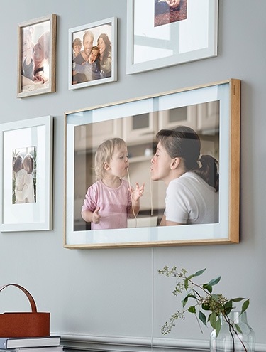 The Frame au mur qui diffuse des œuvres d'art parmi d'autres photos.