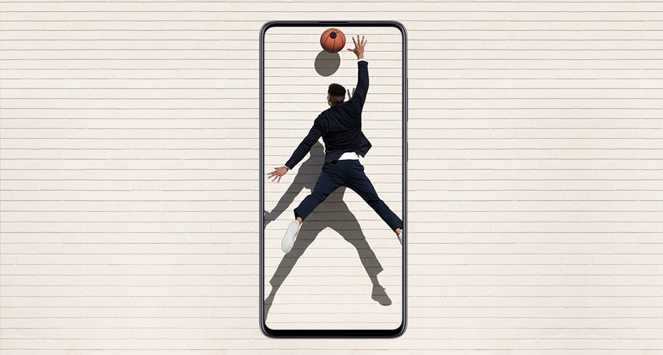 Una pelota de baloncesto se desliza de los dedos y alcanza la perforación en la pantalla; obtiene ingenio de forma increíble.