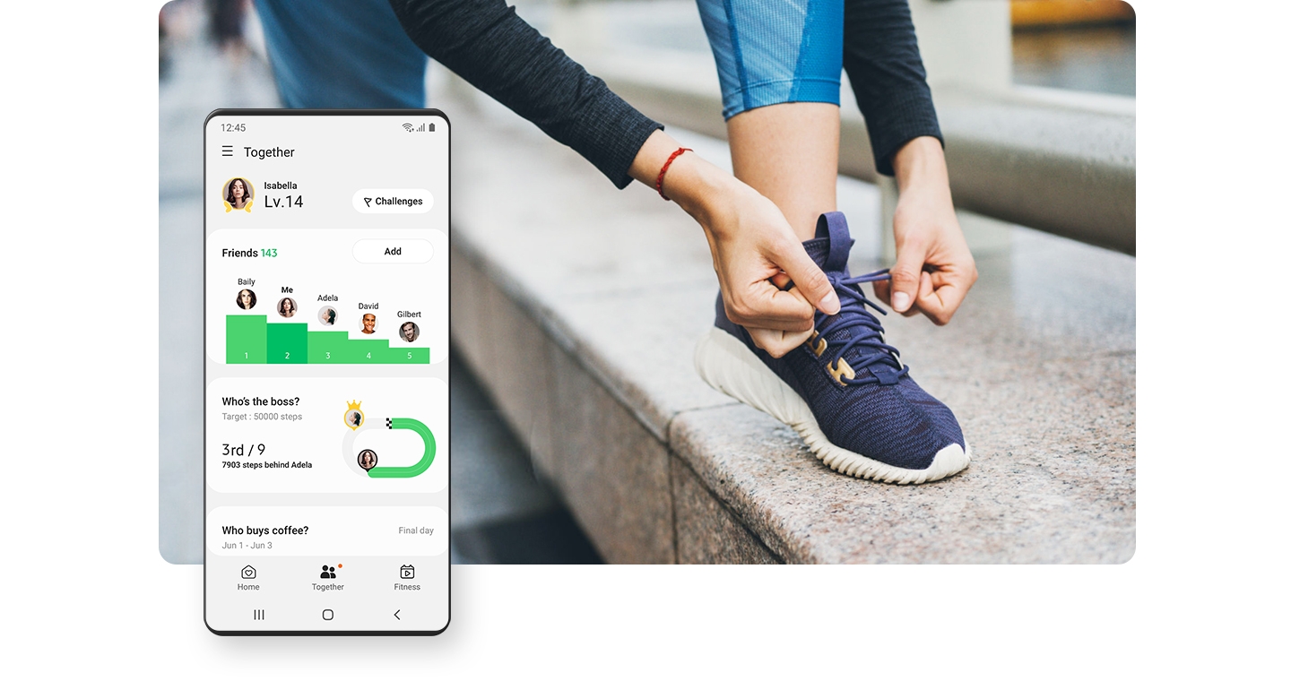 신발끈을 매며 달릴 준비를 하는 여성. 왼쪽 Samsung Health Together의 GUI 화면에 사용자의 레벨, 사용자와 친구들이 랭크된 레벨, 현재 챌린지에서 선두를 달리는 사람, 정해진 보상이 표시됩니다.