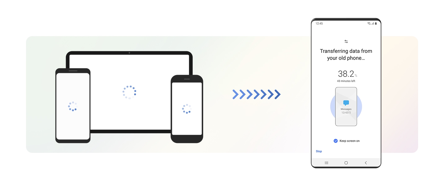 왼쪽에 로딩 중임을 알리는 기호가 화면에 표시된 갤럭시 스마트폰, 갤럭시 태블릿, iPhone이 있습니다. 새 갤럭시 기기 방향을 가리키는 오른쪽의 화살표는 데이터가 전송되고 있음을 나타냅니다. 갤럭시 기기의 인터페이스에서는 스마트 스위치가 구형 기기에서 데이터를 복사하는 중임이 나타나며, 진행률이 백분율 및 분 단위로 표시됩니다.