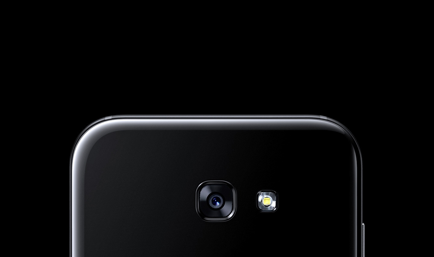Galaxy A7 (2017) arka kamerasının yakın çekimi.