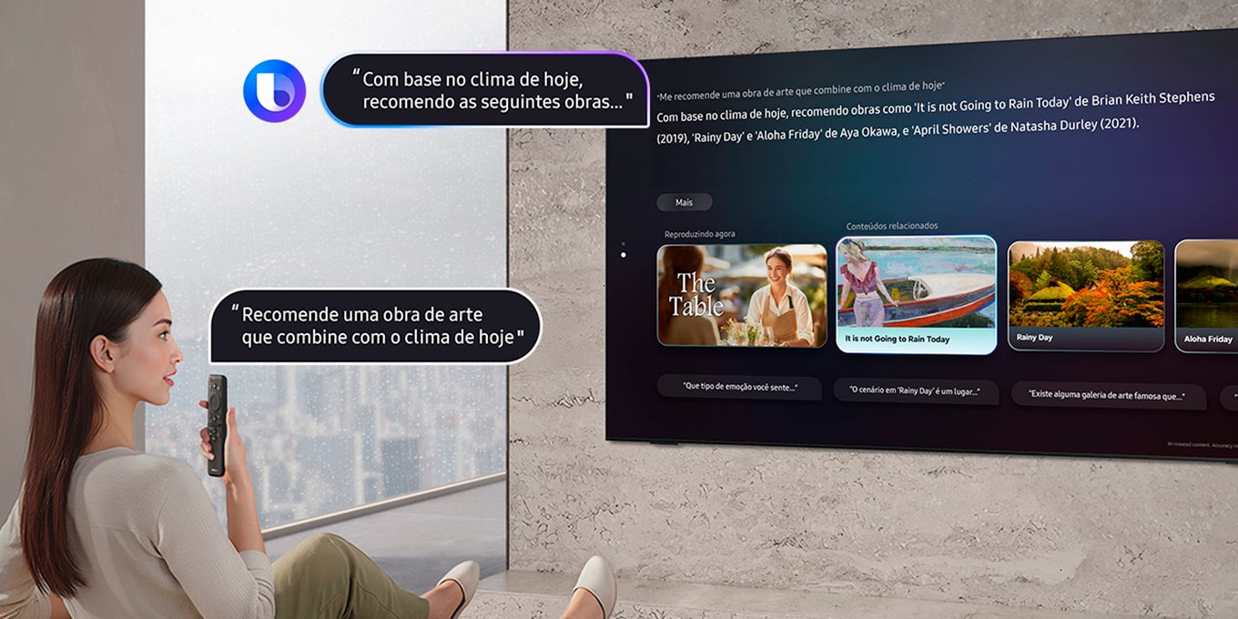 Uma mulher sentada na sala de estar pergunta "Recomende-me uma obra de arte que combine com o clima de hoje" , enquanto chove lá fora, falando ao controle remoto da TV. A Bixby com o logotipo da Bixby exibe a resposta:  "Com base no clima de hoje, recomendo obras de arte como...." , com recomendações de arte em uma grande TV Samsung.