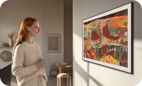 Une femme apprécie l’art sur The Frame