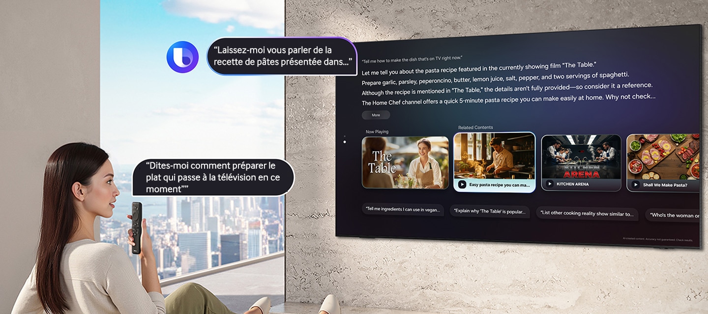 Une femme assise dans son salon demande à Bixby « Dis-moi comment préparer le plat qui est à la télévision en ce moment » en parlant dans la télécommande du téléviseur. Bixby, avec le logo Bixby, affiche la réponse « Laisse-moi te parler de la recette de pâtes présentée dans… » avec des détails sur un grand téléviseur Samsung.