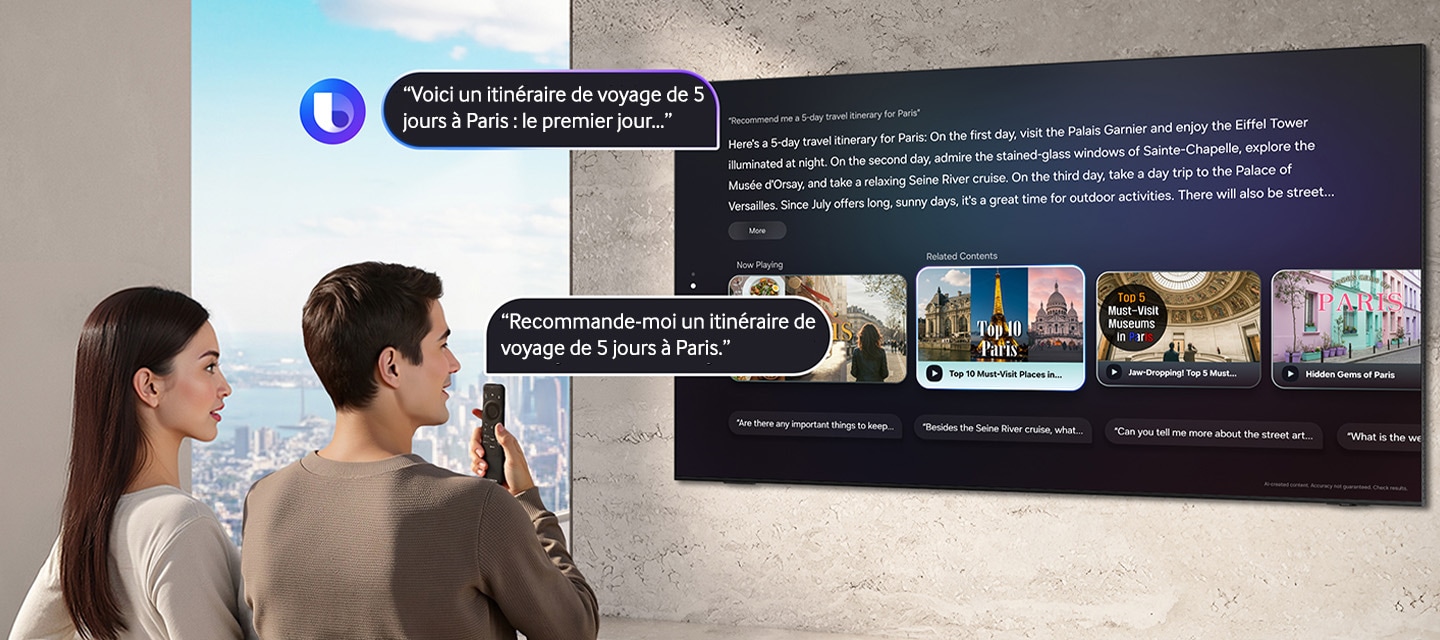 Un homme et une femme assis dans leur salon. L’homme demande à Bixby « Recommande-moi un itinéraire de voyage de 5 jours à Paris » en parlant dans la télécommande du téléviseur. Bixby, avec son logo, affiche la réponse « Voici un itinéraire de voyage de 5 jours à Paris : le premier jour… » avec des détails sur un grand téléviseur Samsung.