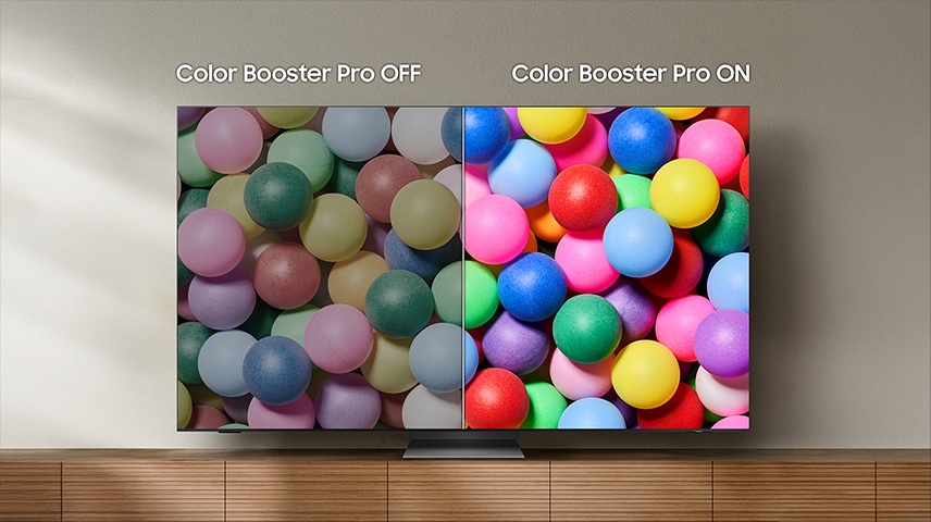 Et TV viser en delt skærm med Color Booster Pro Off, som er kedelig, og Color Booster Pro On, som er levende.