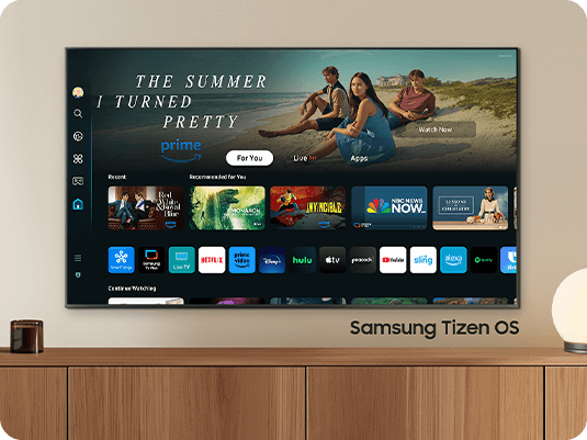 A TV Samsung OLED de 2024 mostra vários canais gratuitos e conteúdo de streaming no ecrã inicial do Samsung Tizen OS.
