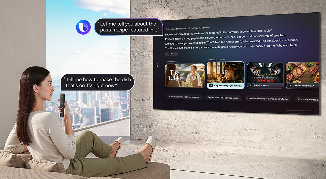 Vrouw in de woonkamer vraagt Bixby 'Vertel me hoe ik het gerecht moet maken dat nu op TV is' door in de afstandsbediening van de TV te spreken. Bixby met Bixby-logo toont het antwoord 'Ik vertel je graag over het pastagerecht dat te zien is in...' met details op een grote Samsung-TV.