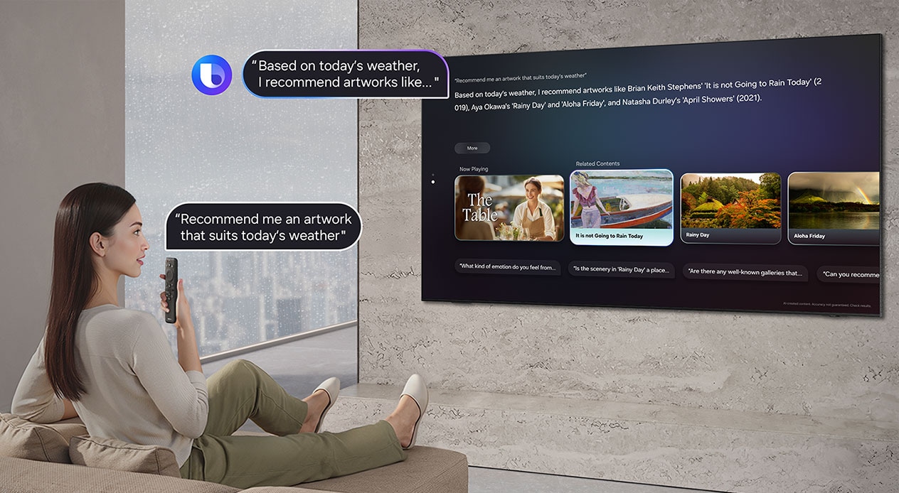 Eine Frau sitzt im Wohnzimmer, während es draußen regnet. Sie spricht Folgendes in die TV-Fernbedienung: „Empfiehl mir ein Kunstwerk, das zum heutigen Wetter passt.“ Bixby mit Bixby-Logo antwortet auf dem großen Samsung TV: „Basierend auf dem heutigen Wetter empfehle ich Kunstwerke wie …“. Der Sprachassistenzdienst zeigt die Antwort zusammen mit Kunstempfehlungen.