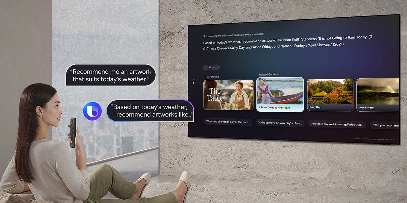 En kvinde, der sidder i en stue, siger til Bixby: 'Anbefal mig et kunstværk, der passer til dagens vejr', mens det regner udenfor. Hun taler ind i en TV-fjernbetjening. Bixby med Bixby-logoet viser svaret: 'Baseret på dagens vejr, anbefaler jeg kunstværker som...' med anbefalinger til kunstværker på et stort Samsung TV.
