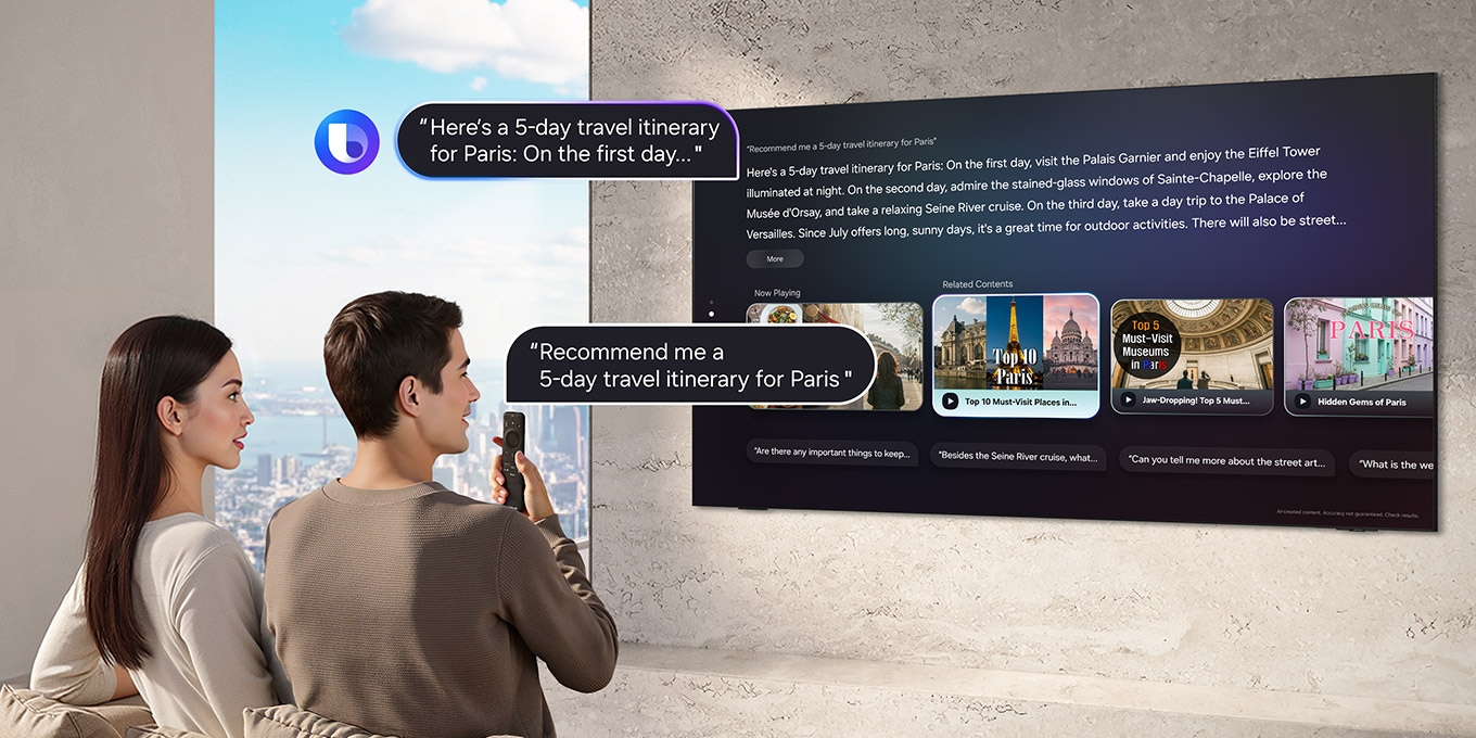Un homme et une femme sont assis dans le salon et l’homme demande à Bixby « Recommend me a 5-day travel itinerary for Paris » en parlant à la télécommande du téléviseur. Bixby avec le logo Bixby affiche la réponse « Here's a 5-day travel itinerary for Paris: on the first day... », suivie de l’itinéraire de 5 jours pour Paris demandé sur un grand téléviseur Samsung.