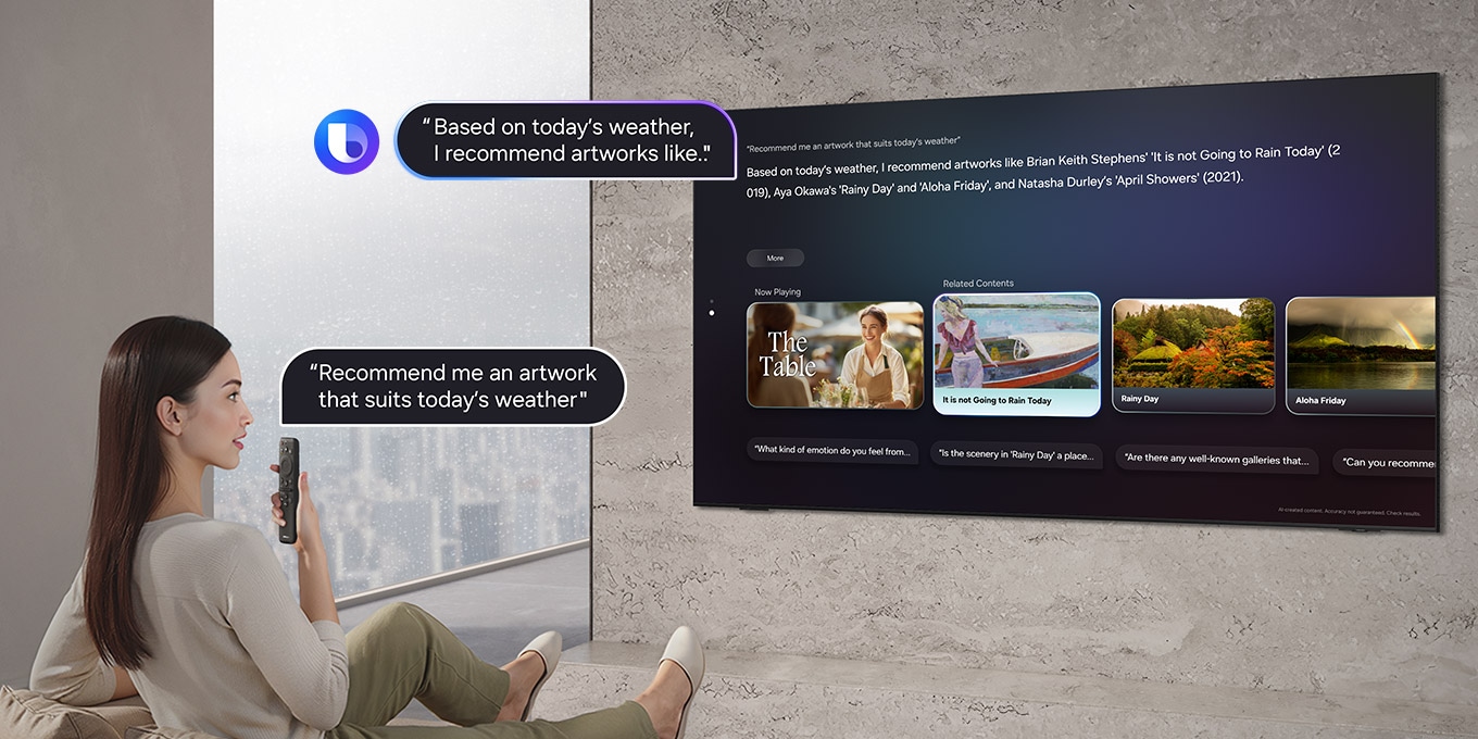 Vrouw in de woonkamer vraagt Bixby door in de afstandsbediening van de TV te spreken 'Beveel me een kunstwerk aan dat bij het weer van vandaag past' terwijl het buiten regent. Bixby met Bixby-logo toont het antwoord 'Gebaseerd op het weer van vandaag, raad ik kunstwerken aan zoals...' met kunstaanbevelingen op een grote Samsung-TV.