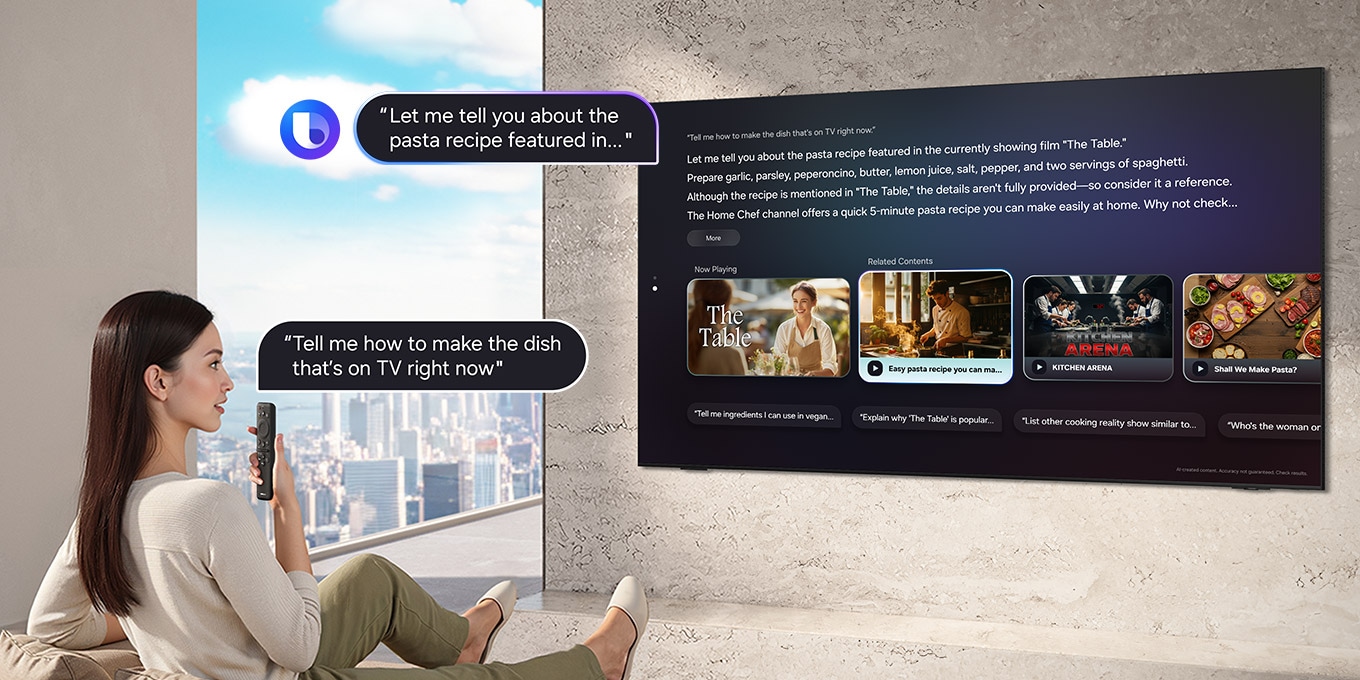 Vrouw in de woonkamer vraagt Bixby 'Vertel me hoe ik het gerecht moet maken dat nu op TV is' door in de afstandsbediening van de TV te spreken. Bixby met Bixby-logo toont het antwoord 'Ik vertel je graag over het pastagerecht dat te zien is in...' met details op een grote Samsung-TV.