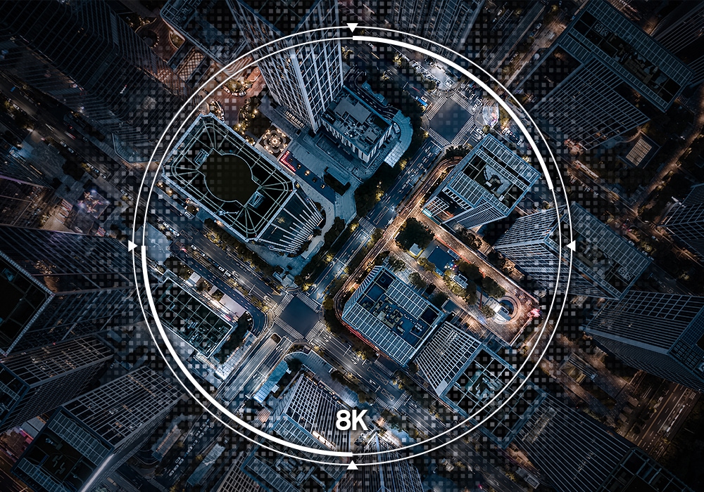 La ripresa aerea di una città è ottimizzata alla risoluzione 8K per diventare incredibilmente chiara e nitida.