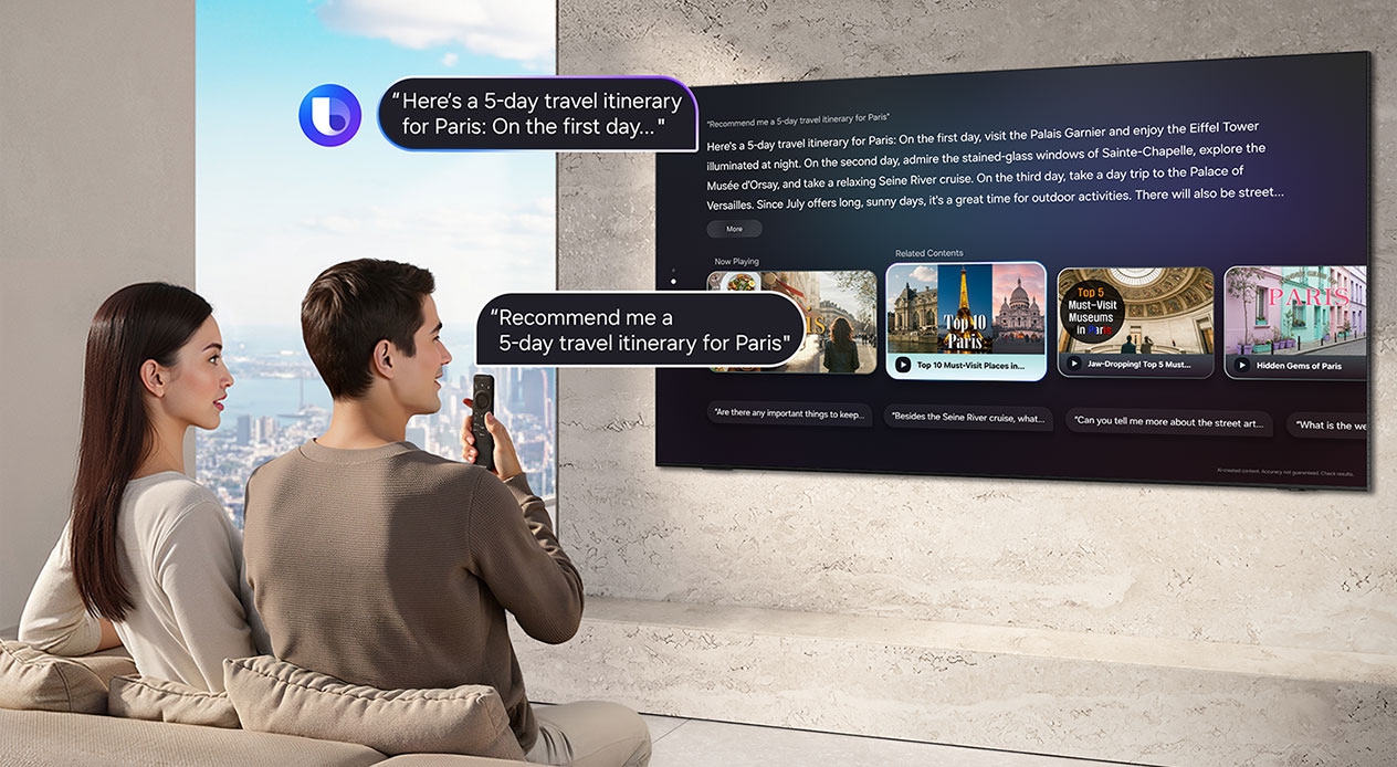 Un uomo e una donna sono seduti in un soggiorno e l'uomo chiede a Bixby 'Consigliami l'itinerario per un viaggio a Parigi di 5 giorni' parlando nel telecomando di un TV. Bixby con il logo Bixby visualizza la risposta 'Ecco l'itinerario per un viaggio a Parigi di 5 giorni: il primo giorno...' con i dettagli su un grande TV Samsung.