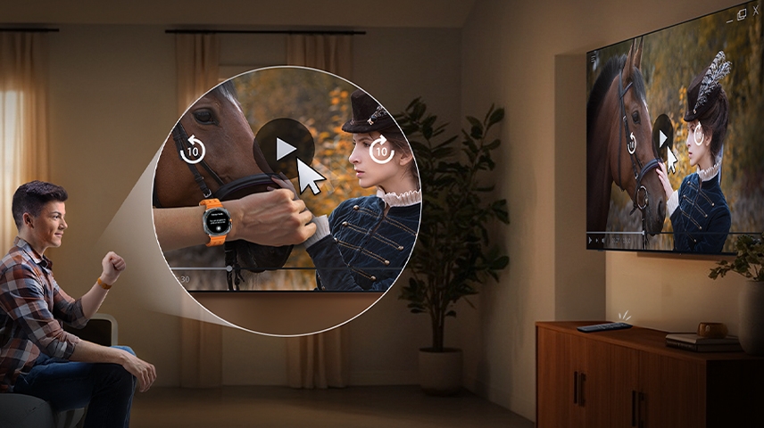 Un uomo usa il suo Galaxy Watch per controllare il TV dall'altra parte della stanza, premendo play per la scena di una donna che accarezza un cavallo.