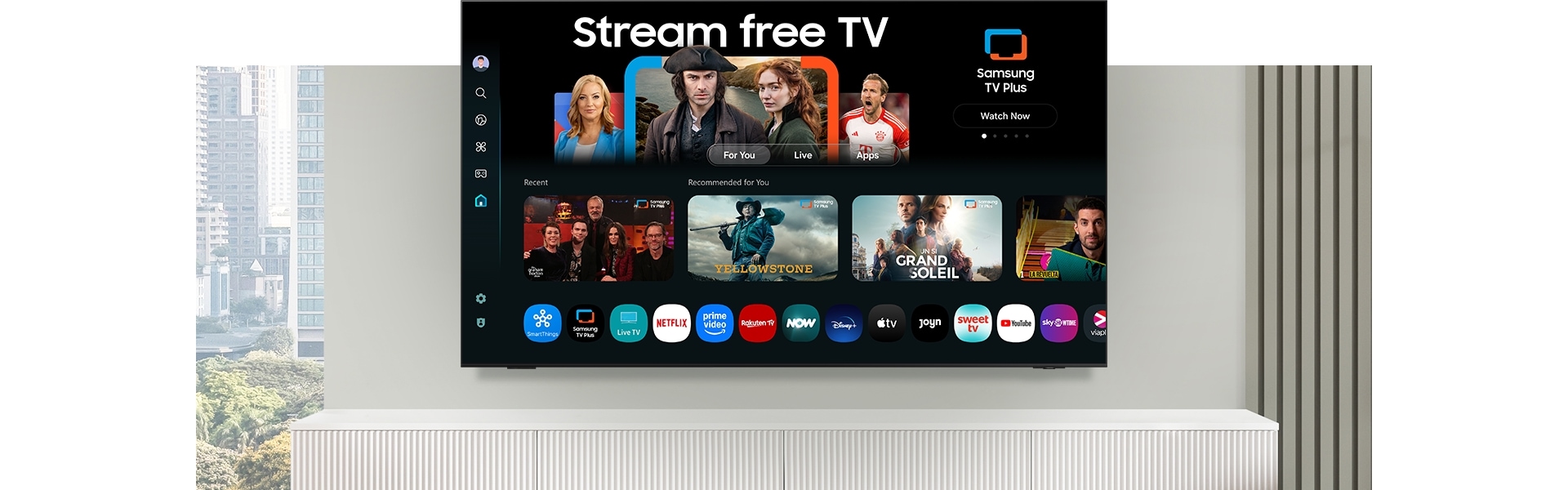 Un TV visualizza una schermata di One UI Tizen con opzioni di streaming TV gratuito e varie app e servizi come Samsung TV Plus.