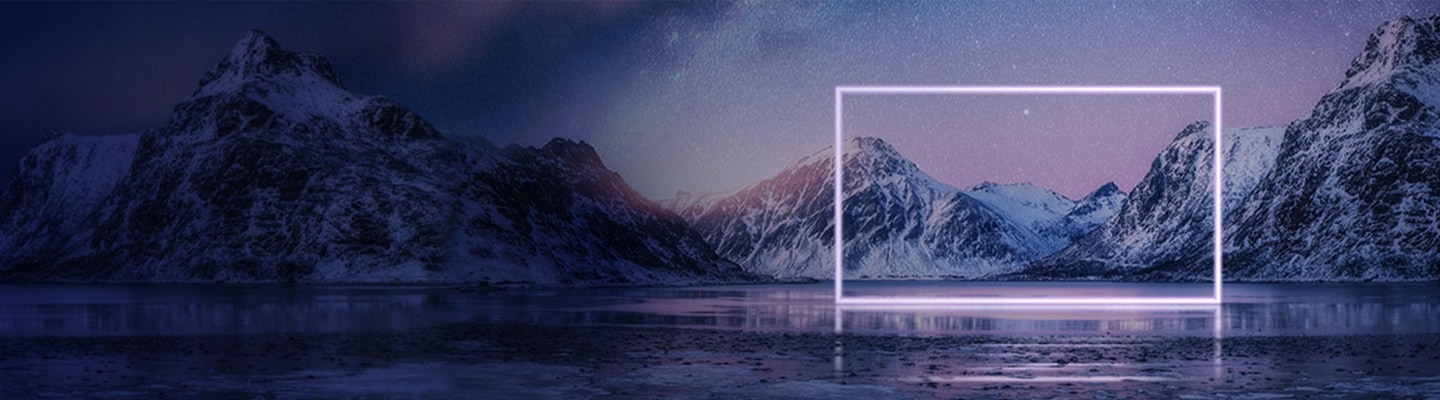 Una figura rettangolare brillante, simile allo schermo di un TV, si trova su un lago all'aperto con montagne innevate sullo sfondo.