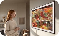 Vrouw geniet van kunst op The Frame
