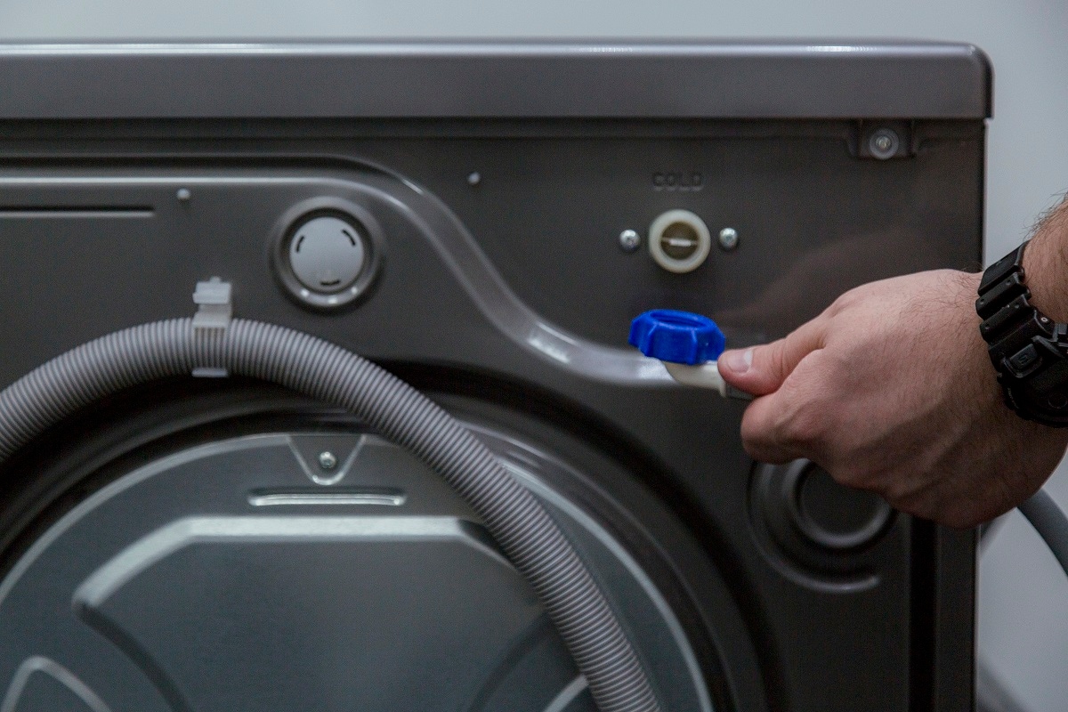 Як перевірити натиск води в заливному шлангу пральної машини
