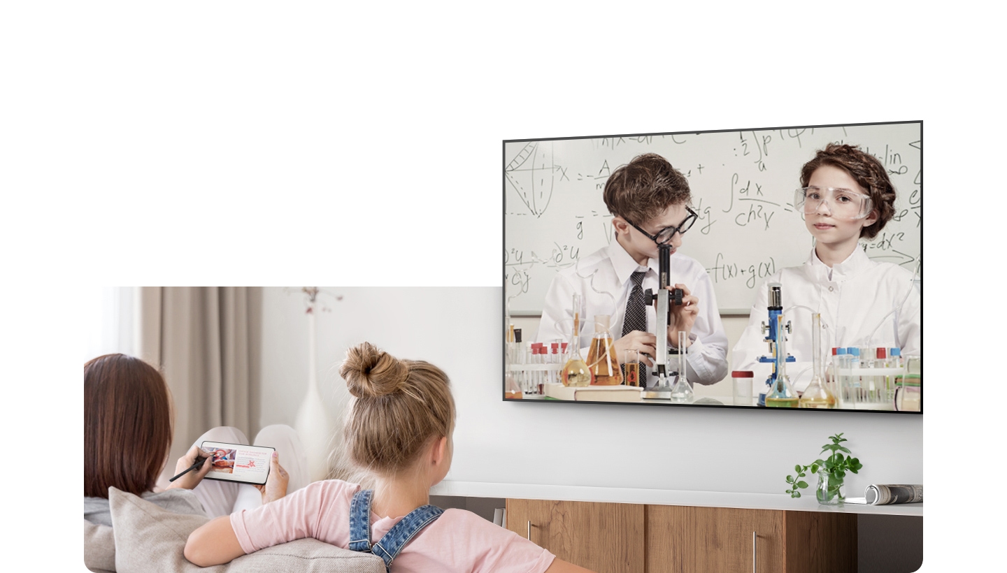 여자 아이와 어머니가 TV 앞 소파에 앉아 있다. 여자 아이는 TV로 교육 프로그램을 시청하고 있고 어머니는 갤럭시로 다른 것을 보고 있다.