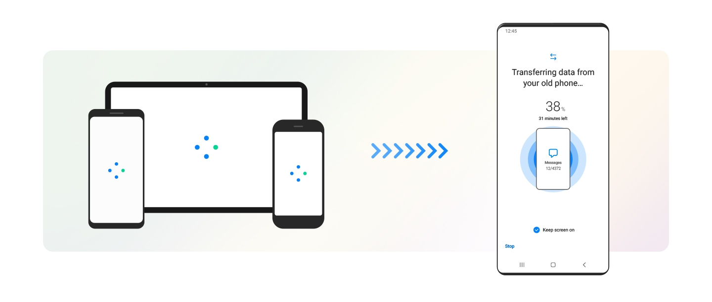 왼쪽에 로딩 중임을 알리는 기호가 화면에 표시된 갤럭시 스마트폰, 갤럭시 태블릿, iPhone이 있습니다. 새 갤럭시 기기 방향을 가리키는 오른쪽의 화살표는 데이터가 전송되고 있음을 나타냅니다. 갤럭시 기기의 인터페이스에서는 스마트 스위치가 구형 기기에서 데이터를 복사하는 중임이 나타나며, 진행률이 백분율 및 분 단위로 표시됩니다.