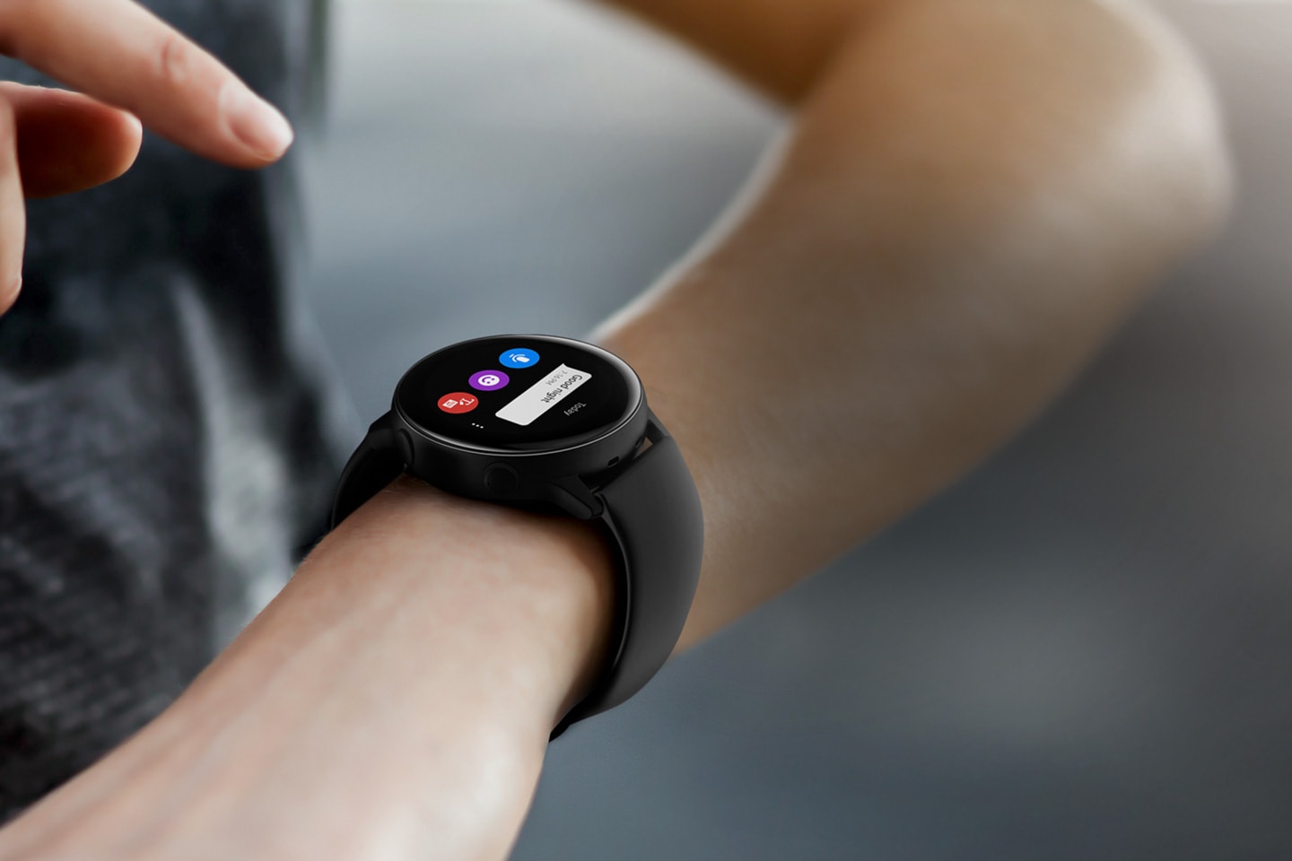 Zegarek Galaxy Watch Active możesz sparować ze smartfonem i innymi urządzeniami, dzięki czemu otrzymasz wiadomości, a także będziesz mógł sterować podłączonymi sprzętami