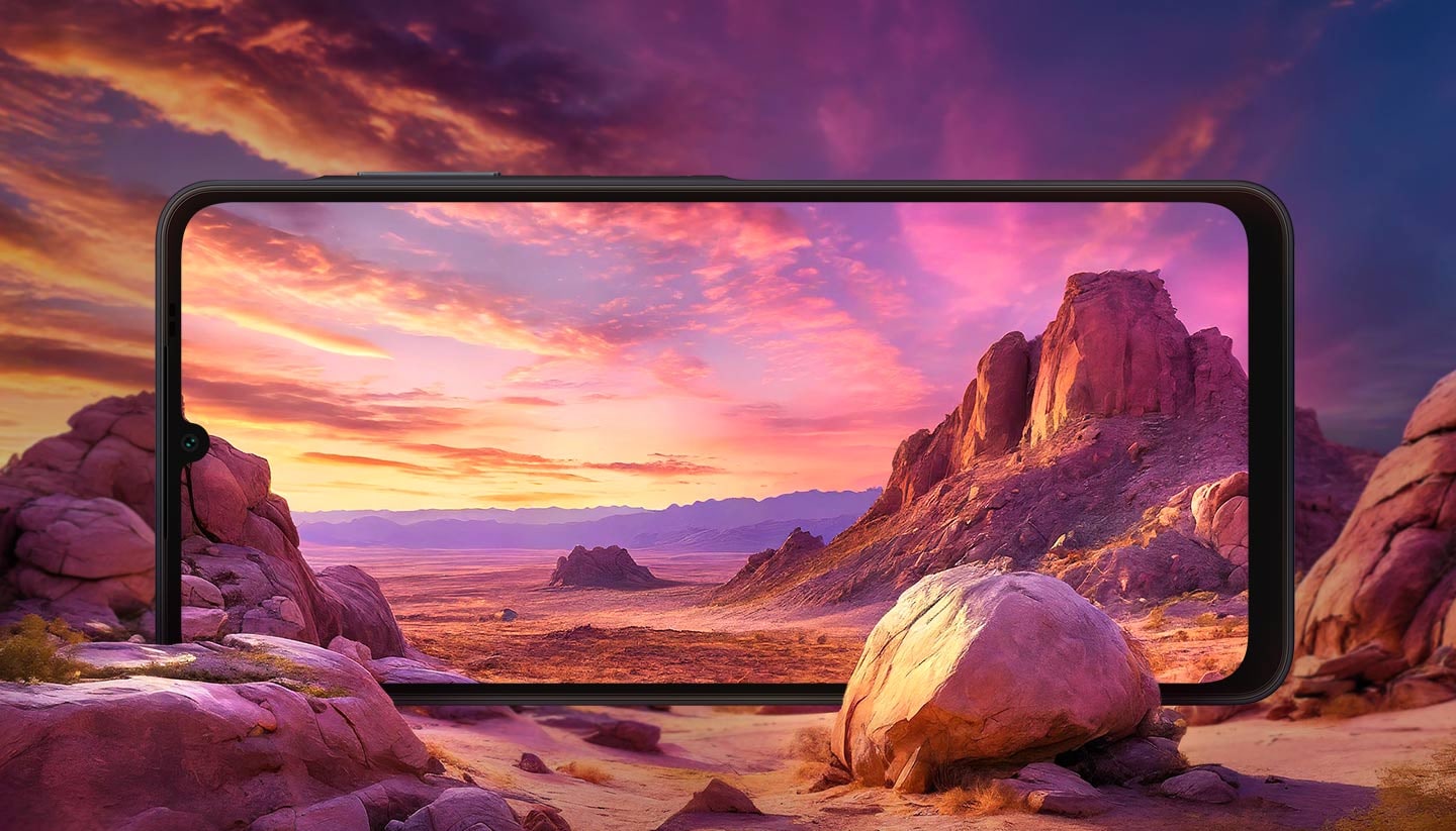 La pantalla del Galaxy A06 se integra a la perfección en un paisaje desértico con formaciones rocosas de fondo.