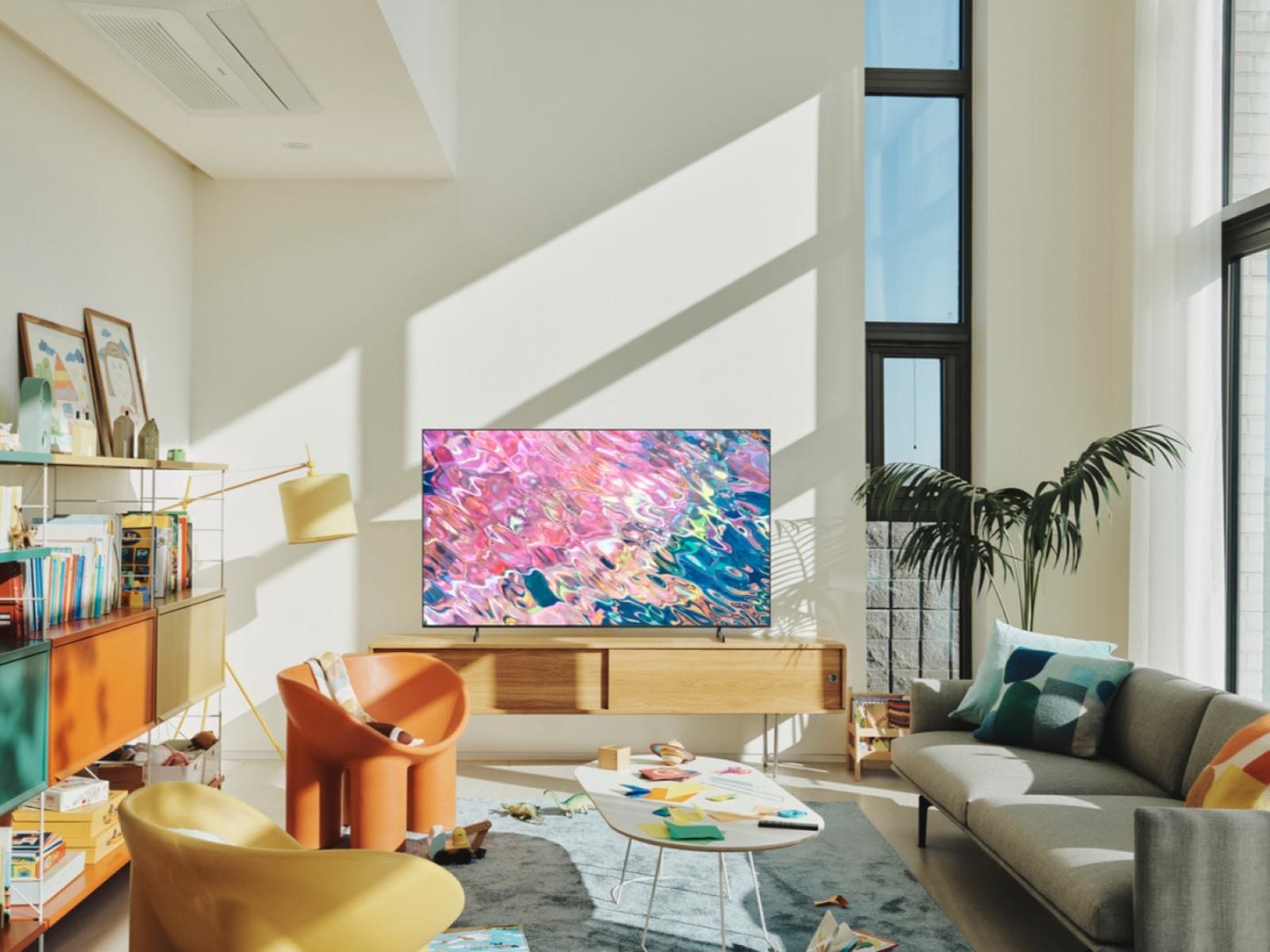 Samsung Neo QLED 4K Smart TV QN70H entertainment setup, small space