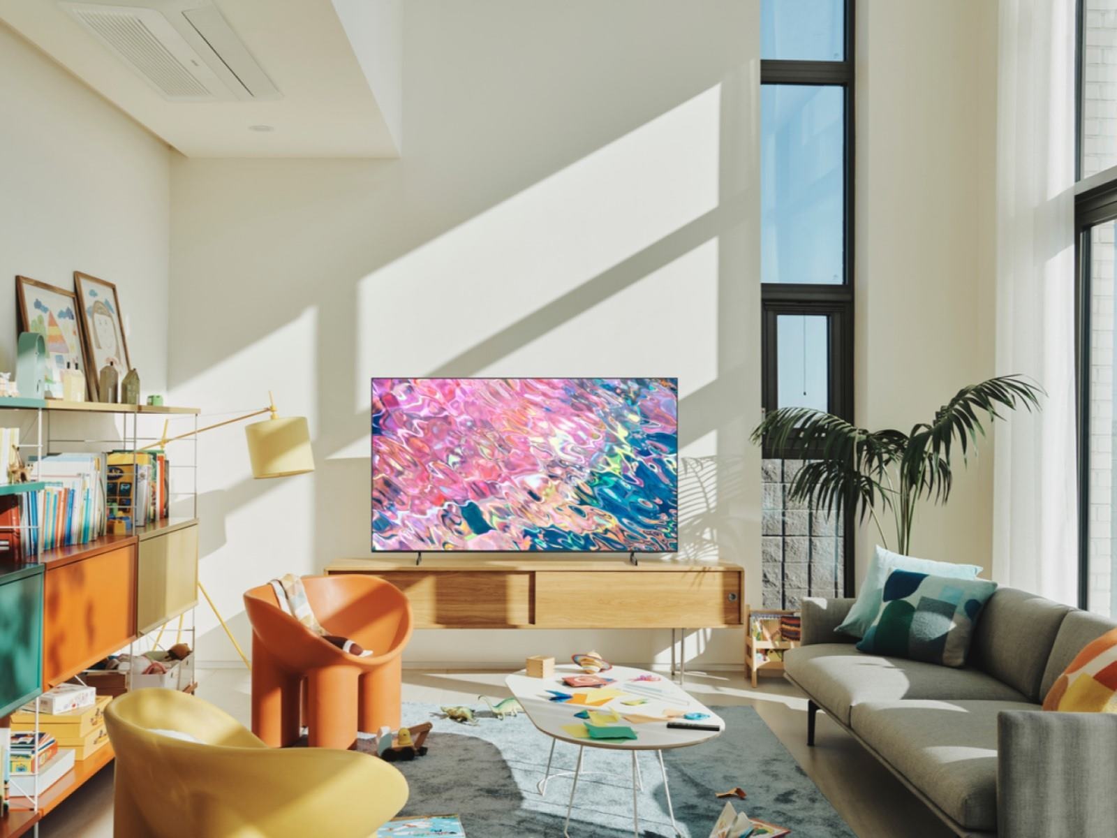 Samsung Neo QLED 4K Smart TV QN70H entertainment setup, small space